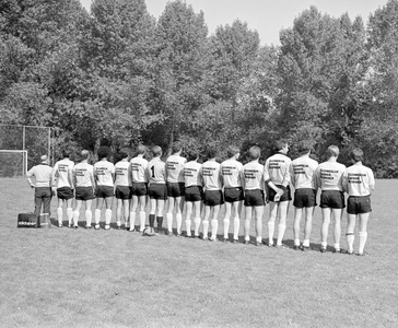 884301 Groepsportret (elftalfoto) van een voetbalelftal van het G.E.B. te Utrecht, bij de wedstrijd tegen een elftal ...